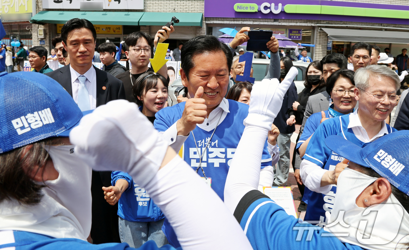 (광양=뉴스1) 황기선 기자 = 정청래 더불어민주당 대표가 24일 오후 전남 광양시 옥곡5일시장에서 선거 운동원들을 격려하고 있다. 2026.5.24/뉴스1