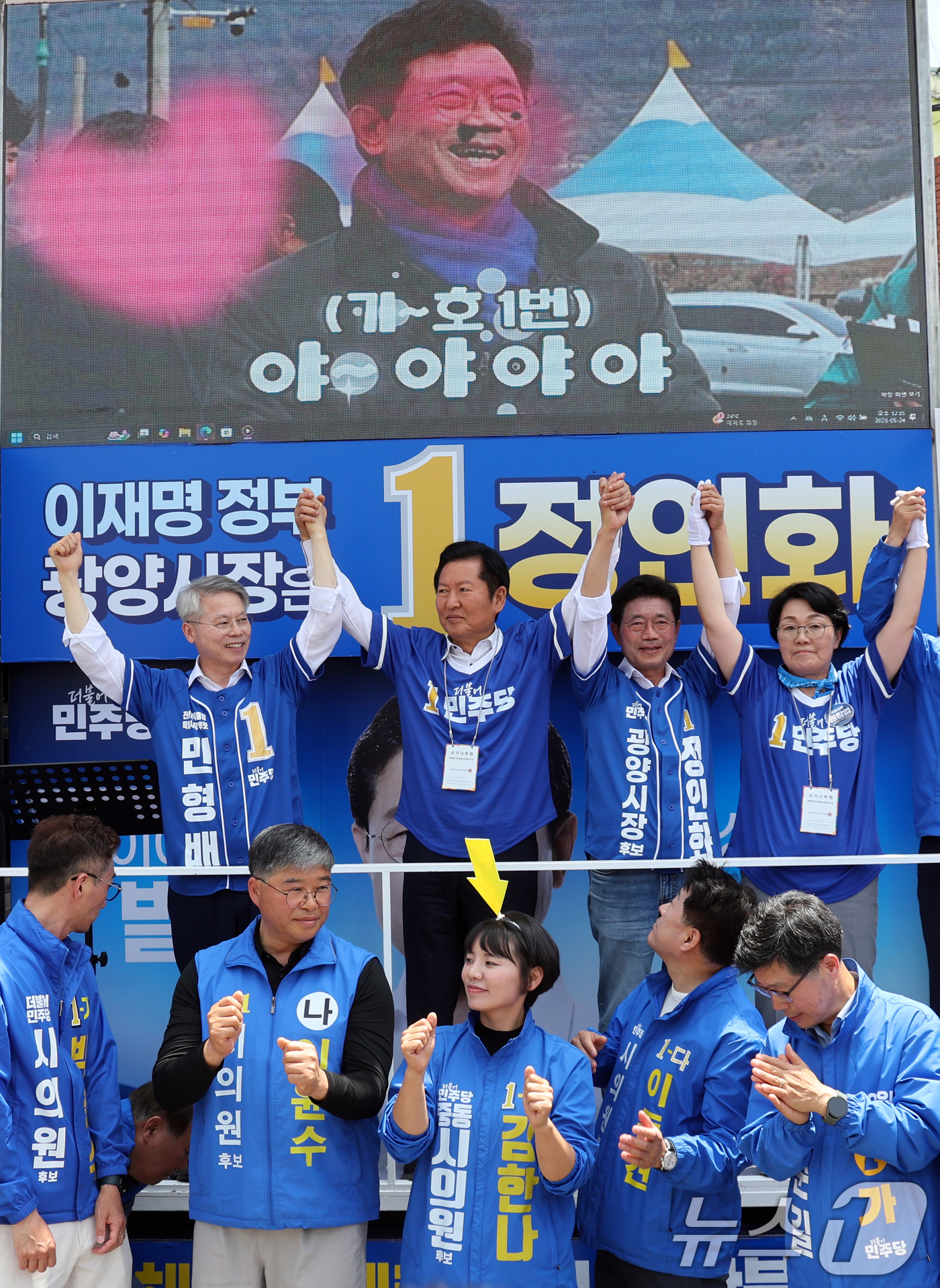 (광양=뉴스1) 황기선 기자 = 정청래 더불어민주당 대표가 24일 오후 전남 광양시 옥곡5일시장에서 지지를 호소하고 있다. 2026.5.24/뉴스1