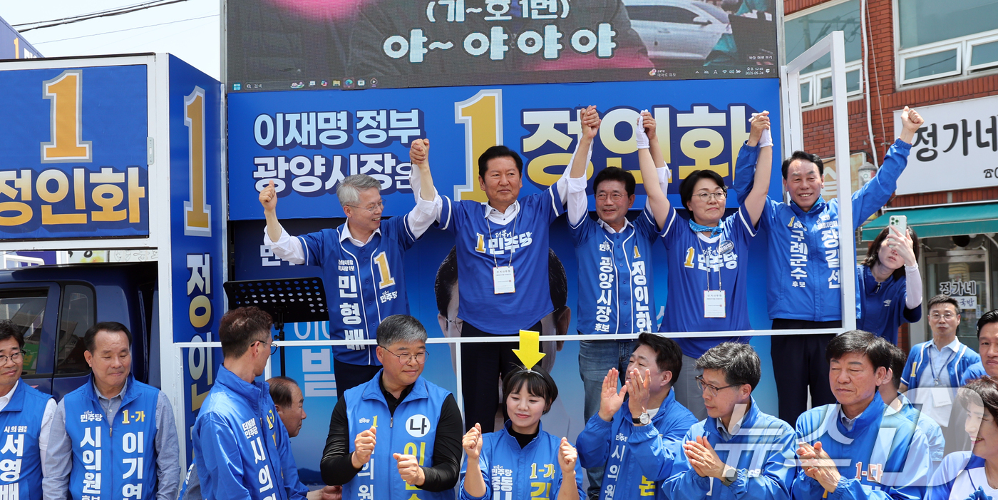 (광양=뉴스1) 황기선 기자 = 정청래 더불어민주당 대표가 24일 오후 전남 광양시 옥곡5일시장에서 지지를 호소하고 있다. 2026.5.24/뉴스1