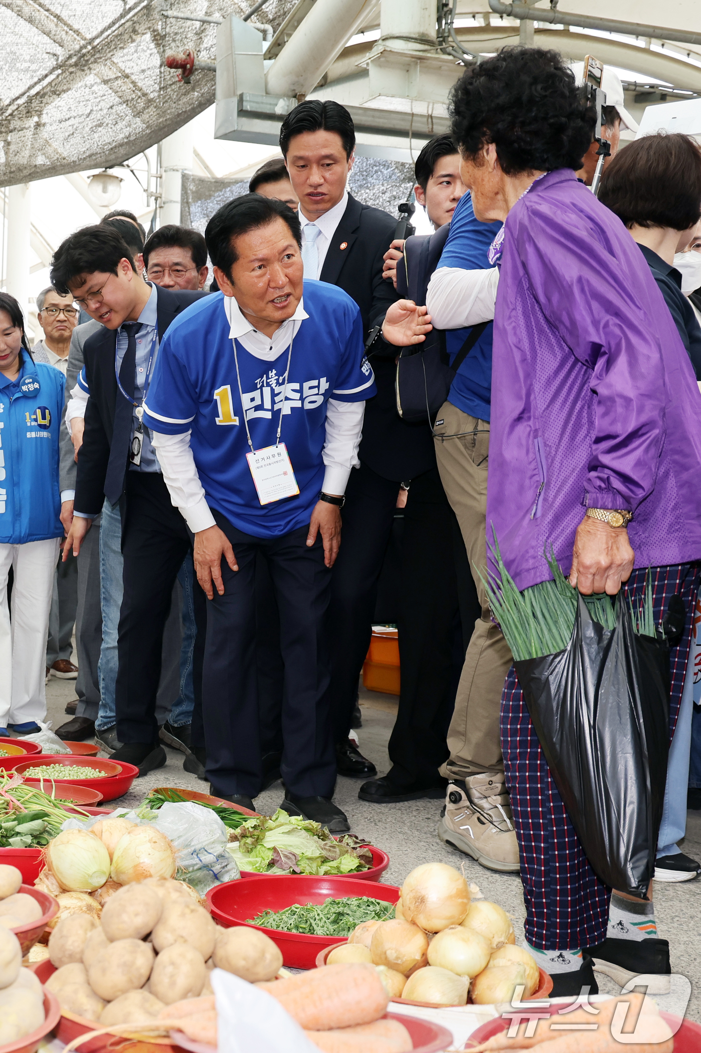 (광양=뉴스1) 황기선 기자 = 정청래 더불어민주당 대표가 24일 오후 전남 광양시 옥곡5일시장에서 상인들과 인사를 나누고 있다. 2026.5.24/뉴스1
