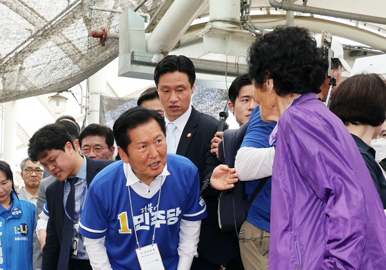 시장 상인에게 인사하는 정청래 대표