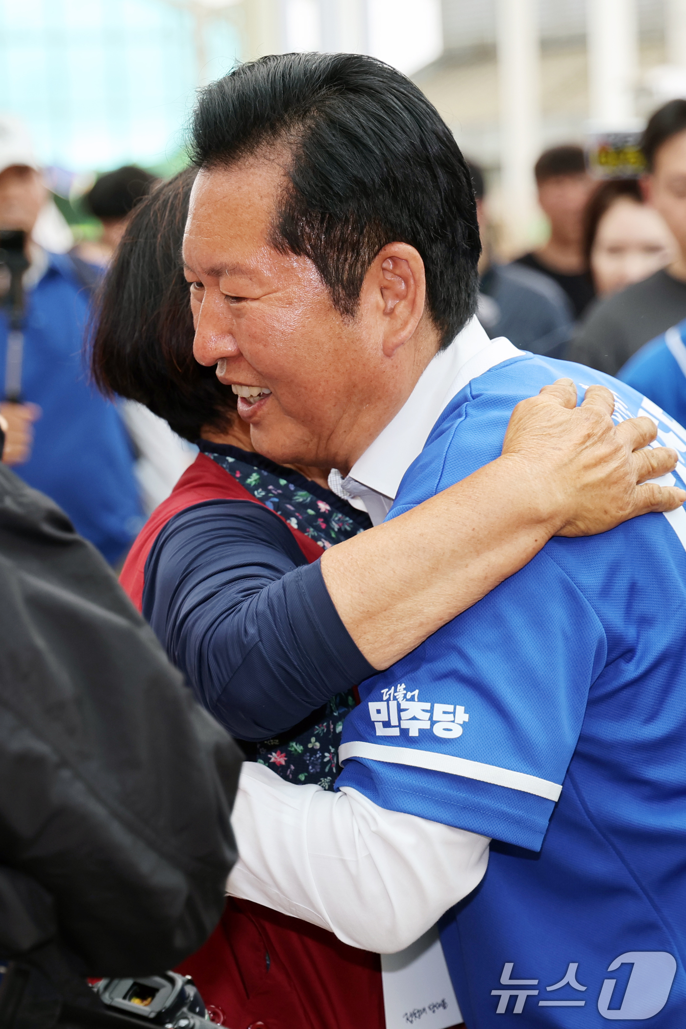 (광양=뉴스1) 황기선 기자 = 정청래 더불어민주당 대표가 24일 오후 전남 광양시 옥곡5일시장에서 상인과 포옹을 하고 있다. 2026.5.24/뉴스1