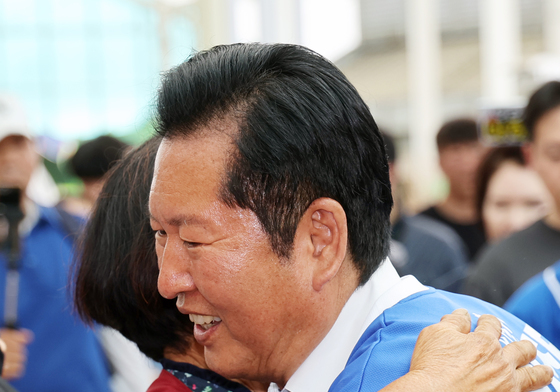 시장 상인과 포옹하는 정청래 대표