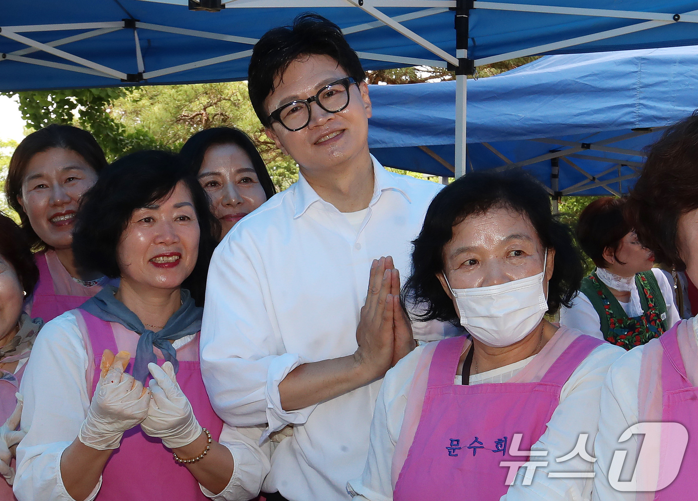 (부산=뉴스1) 윤일지 기자 = 한동훈 무소속 부산 북구갑 국회의원 후보가 불기 2570년 부처님오신날인 24일 부산 사상구 운수사를 찾아 불자들에게 지지를 호소하고 있다. 202 …