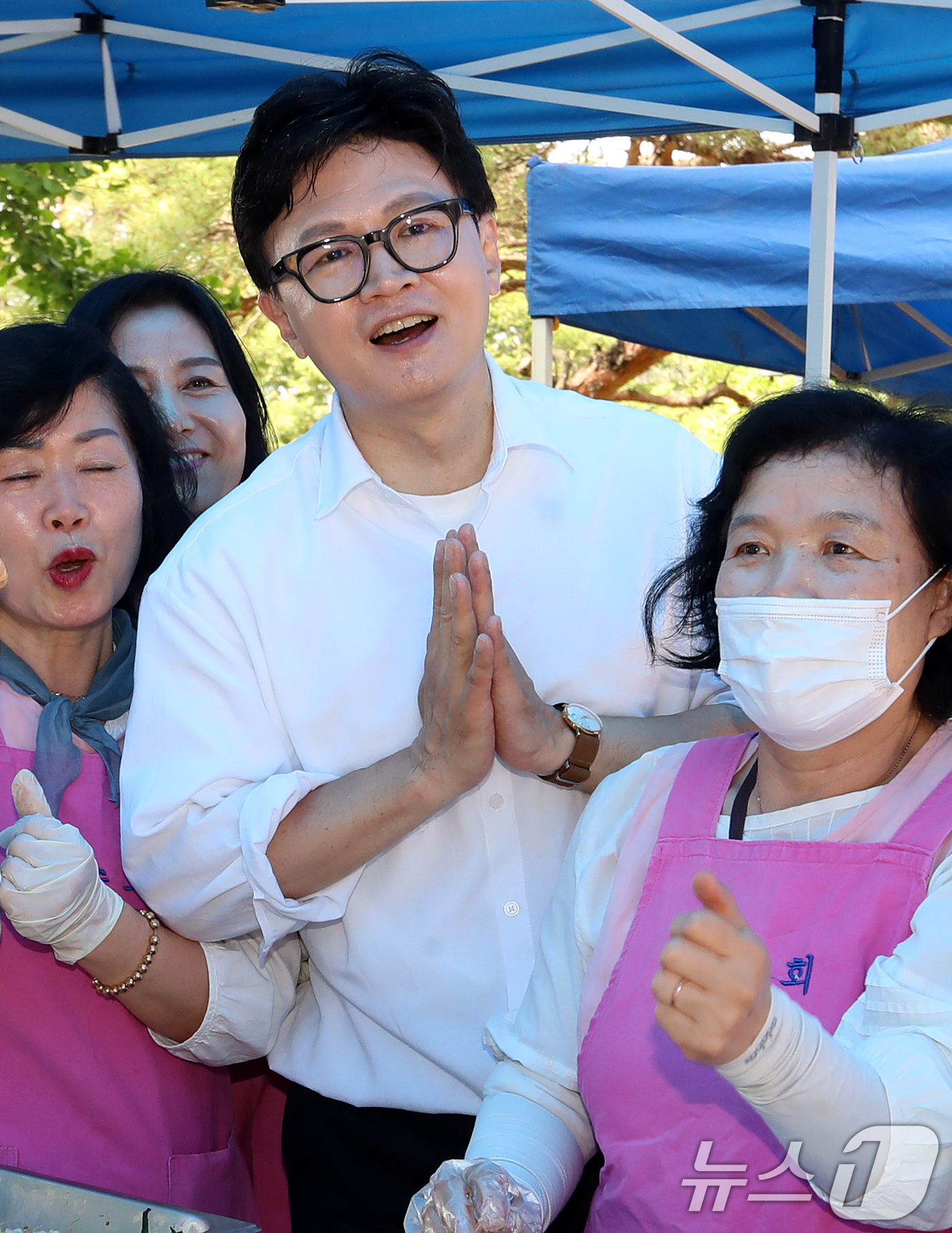 (부산=뉴스1) 윤일지 기자 = 한동훈 무소속 부산 북구갑 국회의원 후보가 불기 2570년 부처님오신날인 24일 부산 사상구 운수사를 찾아 불자들에게 지지를 호소하고 있다. 202 …