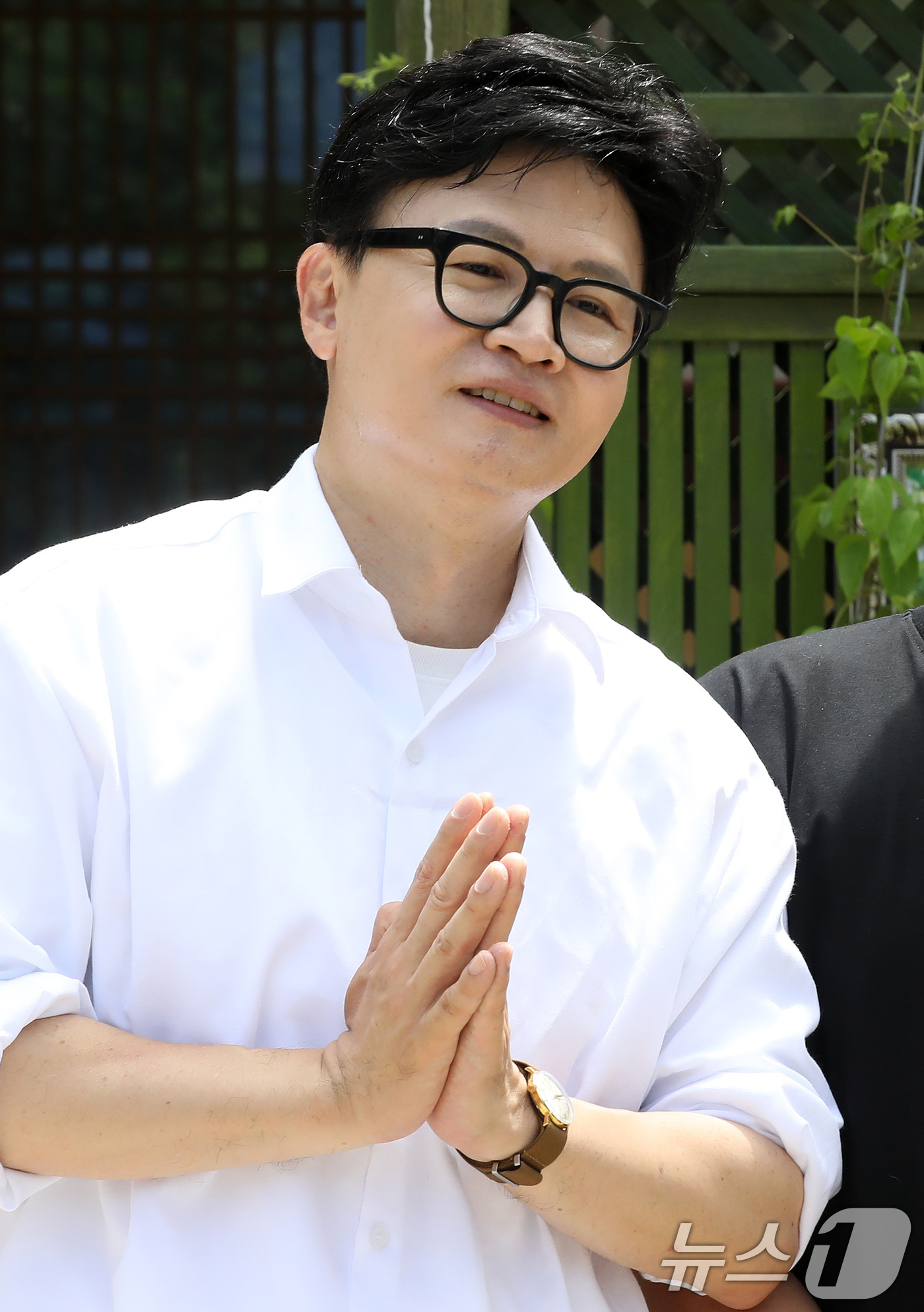 (부산=뉴스1) 윤일지 기자 = 한동훈 무소속 부산 북구갑 국회의원 후보가 불기 2570년 부처님오신날인 24일 부산 사상구 운수사를 찾아 불자들에게 지지를 호소하고 있다. 202 …