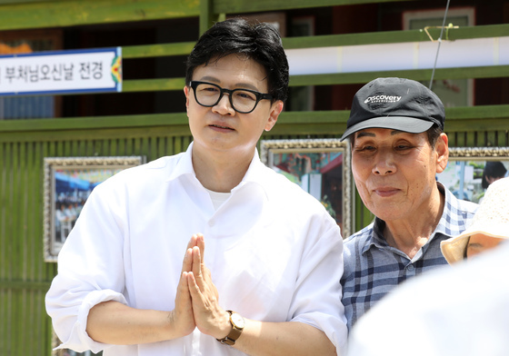 합장하는 한동훈 후보