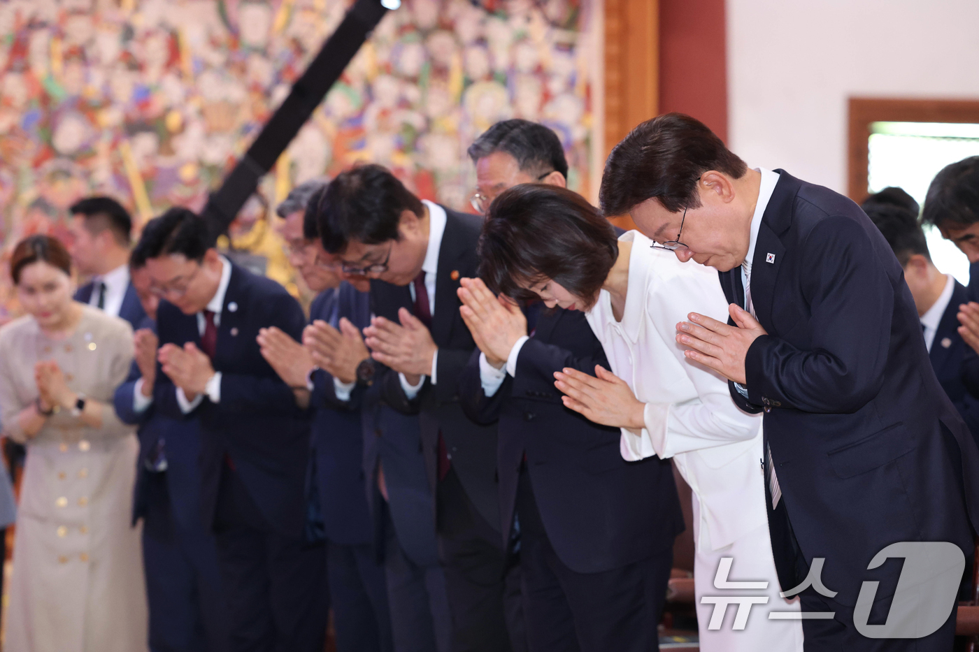 (양주=뉴스1) 이재명 기자 = 이재명 대통령과 김혜경 여사가 24일 경기도 양주시의 한 사찰에서 열린 불기 2570년 부처님오신날 봉축법요식에서 합장하고 있다. (청와대통신사진기 …