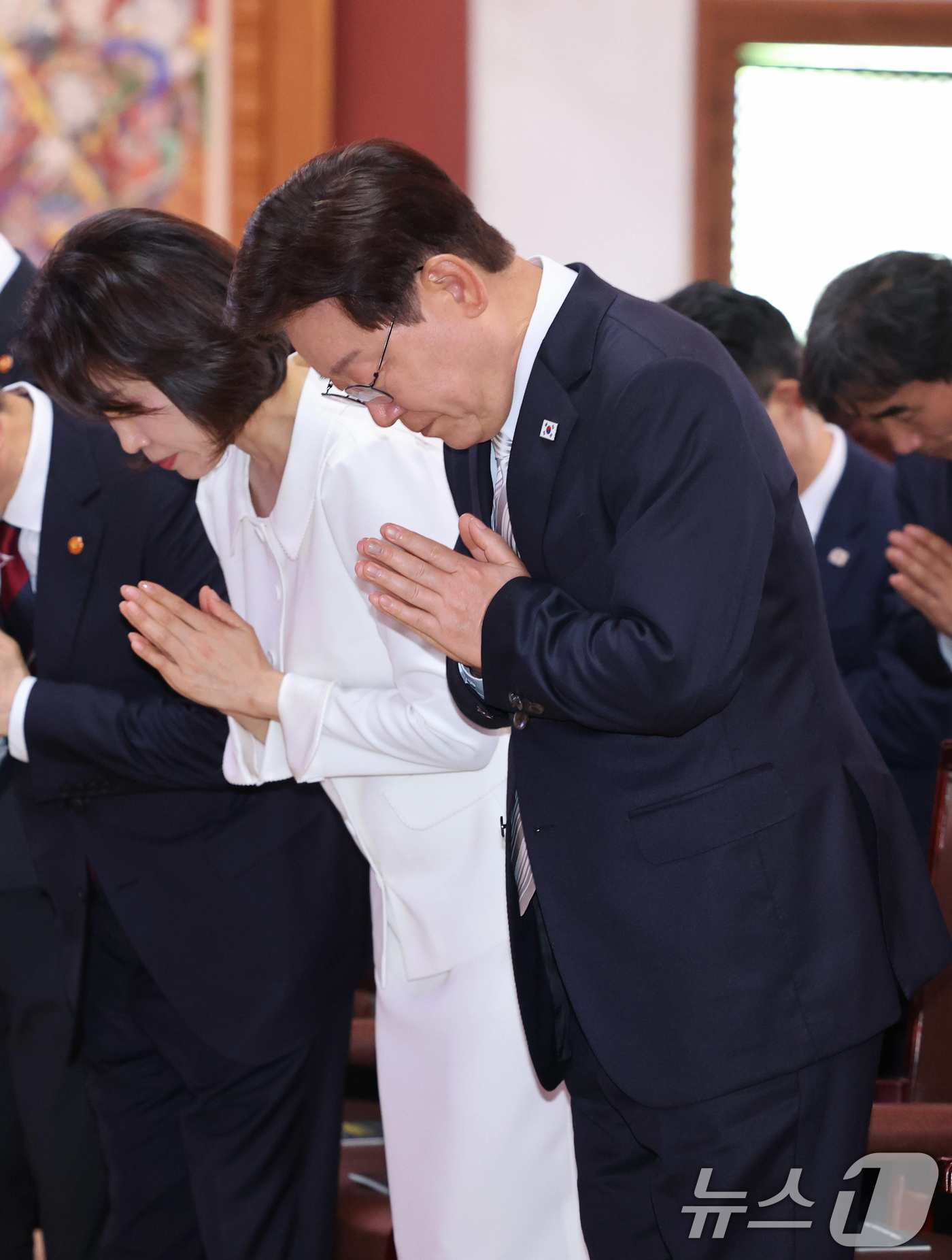 (양주=뉴스1) 이재명 기자 = 이재명 대통령과 김혜경 여사가 24일 경기도 양주시의 한 사찰에서 열린 불기 2570년 부처님오신날 봉축법요식에서 합장하고 있다. (청와대통신사진기 …