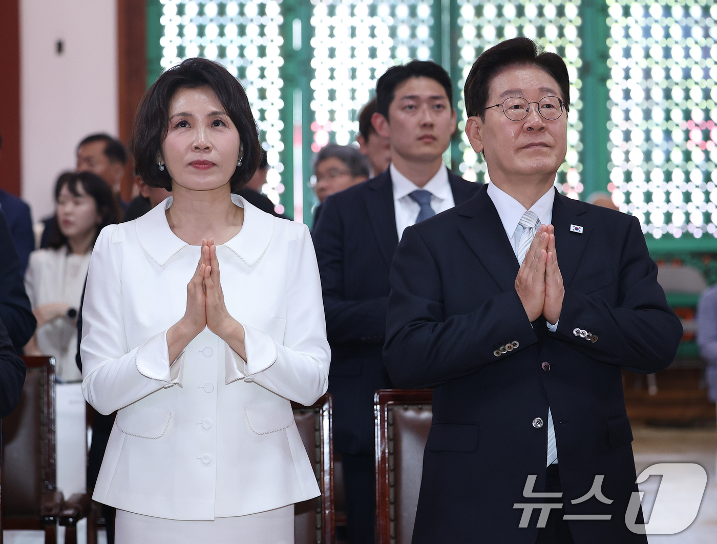 (양주=뉴스1) 이재명 기자 = 이재명 대통령과 김혜경 여사가 24일 경기도 양주시의 한 사찰에서 열린 불기 2570년 부처님오신날 봉축법요식에서 합장하고 있다. (청와대통신사진기 …