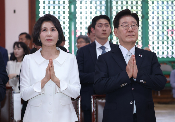 합장하는 이재명 대통령·김혜경 여사