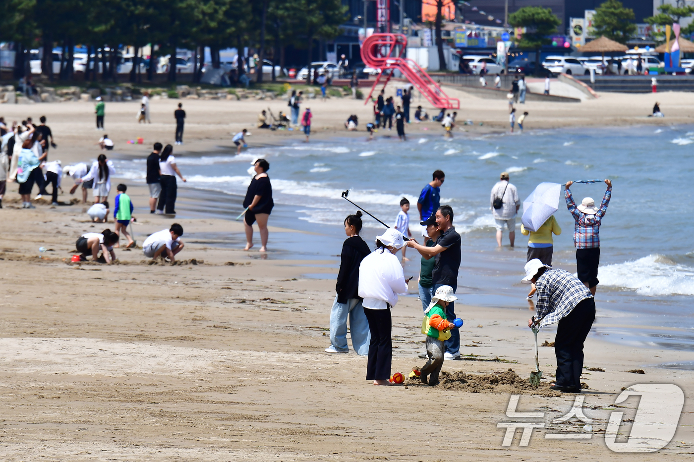 (포항=뉴스1) 최창호 기자 = 부처님오신날인 24일 경북 포항시 북구 영일대해수욕장 백사장에서 시민들과 관광객들이 휴일을 보내고 있다. 2026.5.24/뉴스1