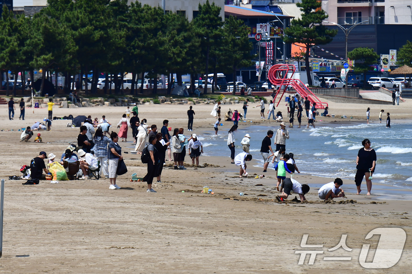 (포항=뉴스1) 최창호 기자 = 부처님오신날인 24일 경북 포항시 북구 영일대해수욕장 백사장에서 시민들과 관광객들이 휴일을 보내고 있다. 2026.5.24/뉴스1