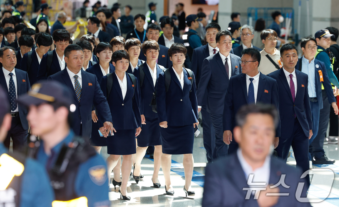 (인천공항=뉴스1) 안은나 기자 = 북한 내고향여자축구단 리유일 감독과 김경영, 김혜영 등 선수들이 24일 오후 인천국제공항 1터미널에서 중국 베이징으로 출국하기 위해 이동하고 있 …