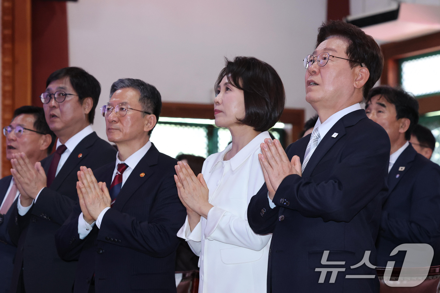 (양주=뉴스1) 이재명 기자 = 이재명 대통령과 김혜경 여사가 24일 경기도 양주시의 한 사찰에서 열린 불기 2570년 부처님오신날 봉축법요식에서 합장하고 있다. (청와대통신사진기 …