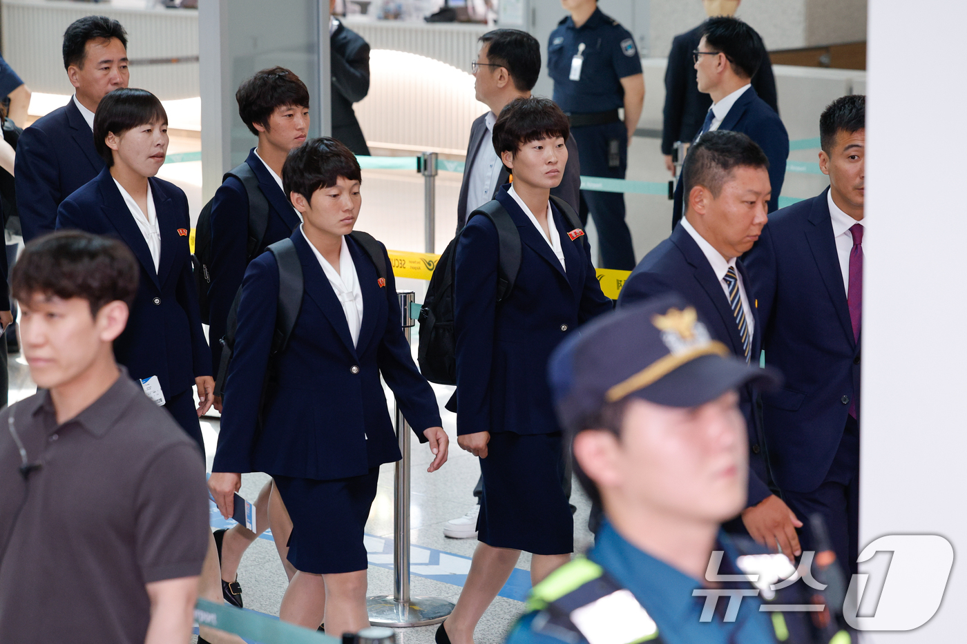 (인천공항=뉴스1) 안은나 기자 = 북한 내고향여자축구단 리유일 감독과 김경영, 김혜영 등 선수들이 24일 오후 인천국제공항 1터미널에서 중국 베이징으로 출국하기 위해 이동하고 있 …