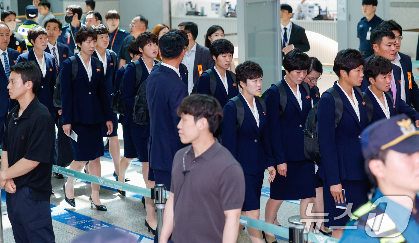 (인천공항=뉴스1) 안은나 기자 = 북한 내고향여자축구단 선수들이 24일 오후 인천국제공항 1터미널에서 중국 베이징으로 출국하기 위해 이동하고 있다.내고향축구단은 2025-2026 …