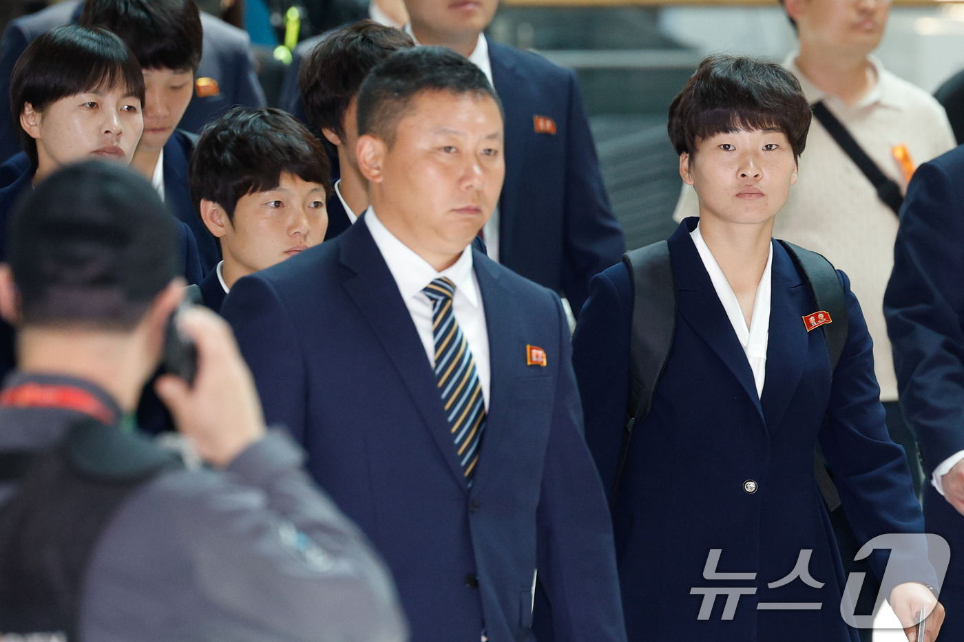 (인천공항=뉴스1) 안은나 기자 = 북한 내고향여자축구단 리유일 감독과 김경영, 김혜영 등 선수들이 24일 오후 인천국제공항 1터미널에서 중국 베이징으로 출국하기 위해 이동하고 있 …