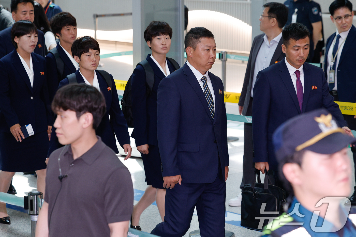 (인천공항=뉴스1) 안은나 기자 = 북한 내고향여자축구단 리유일 감독과 김경영, 김혜영 등 선수들이 24일 오후 인천국제공항 1터미널에서 중국 베이징으로 출국하기 위해 이동하고 있 …