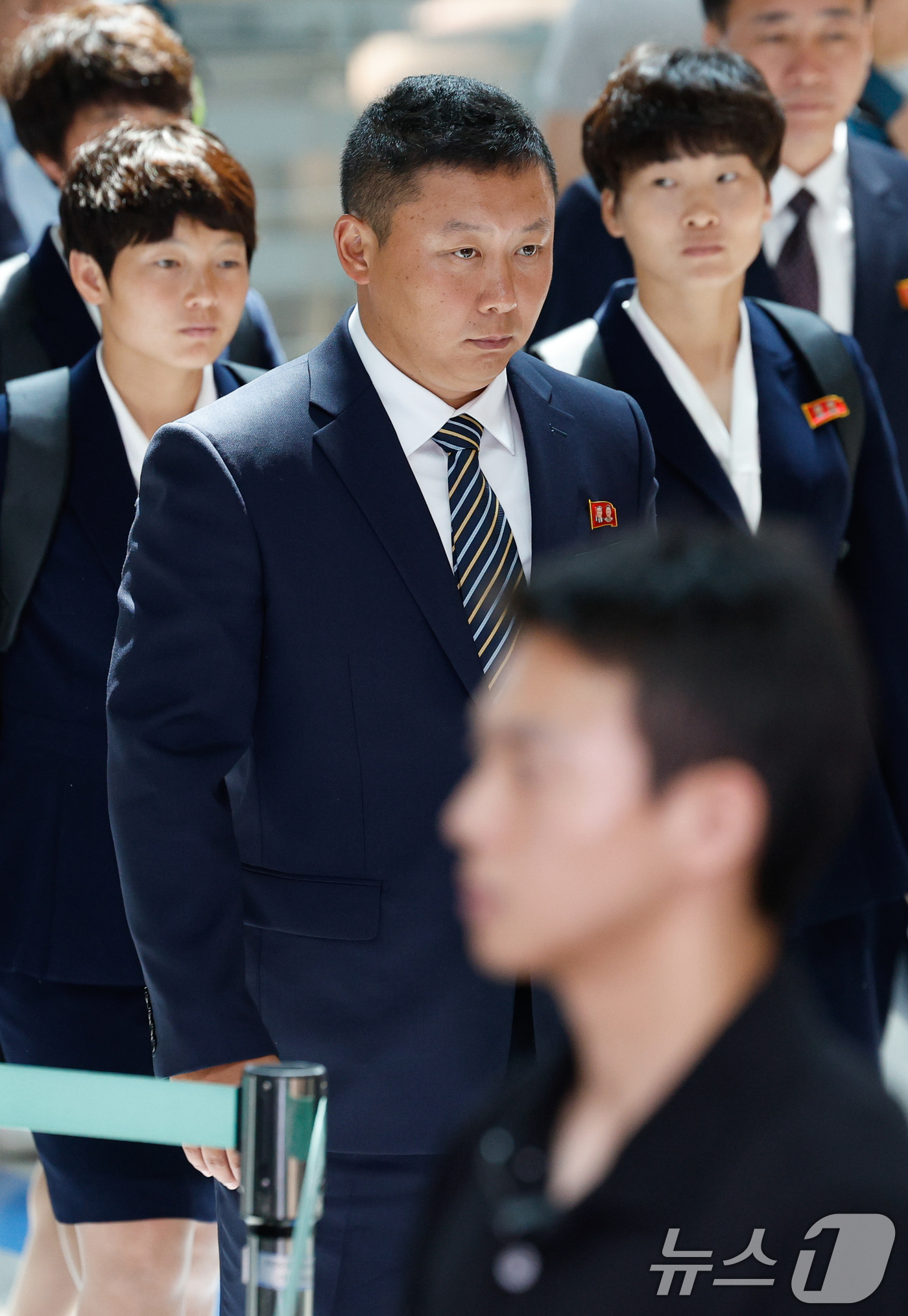 (인천공항=뉴스1) 안은나 기자 = 북한 내고향여자축구단 리유일 감독과 김경영, 김혜영이 24일 오후 인천국제공항 1터미널에서 중국 베이징으로 출국하기 위해 이동하고 있다.내고향축 …