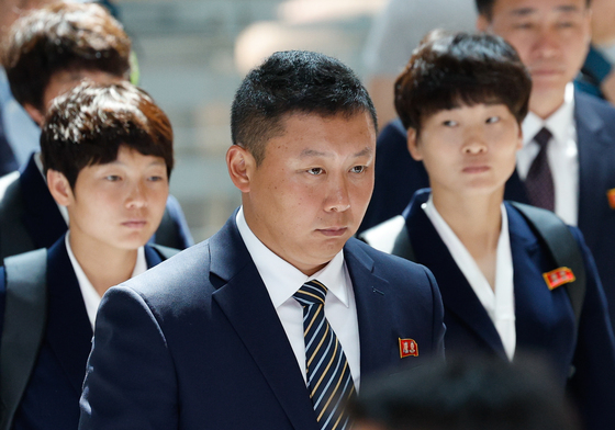 '북측' 표현에 기자회견 중단한 리유일 감독, 굳은 표정으로 출국