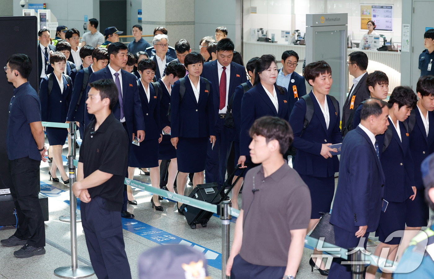 (인천공항=뉴스1) 안은나 기자 = 북한 내고향여자축구단 선수들이 24일 오후 인천국제공항 1터미널에서 중국 베이징으로 출국하기 위해 이동하고 있다.내고향축구단은 2025-2026 …