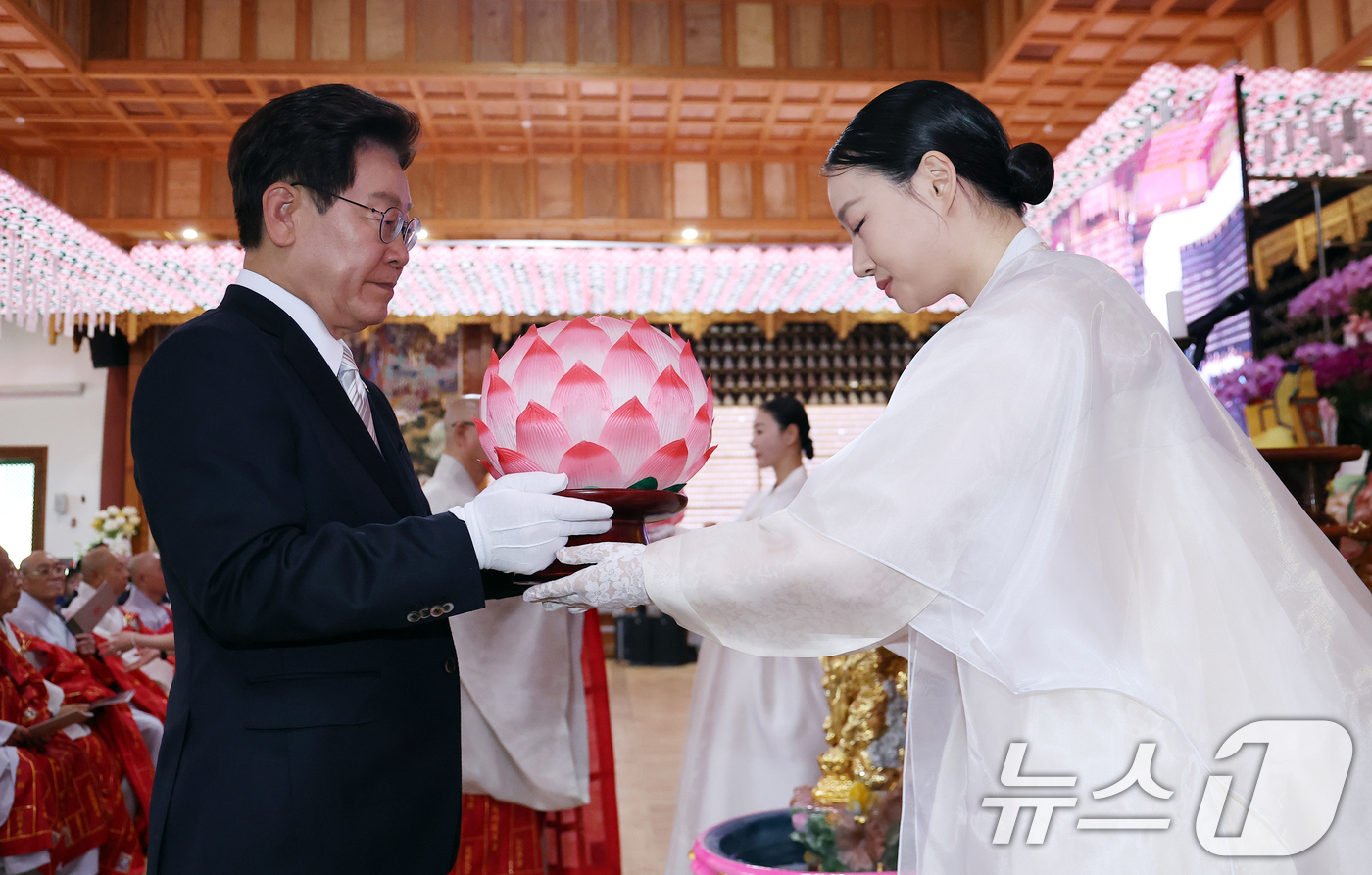 (양주=뉴스1) 이재명 기자 = 이재명 대통령이 24일 경기도 양주시의 한 사찰에서 열린 불기 2570년 부처님오신날 봉축법요식에서 헌등하고 있다. (청와대통신사진기자단) 2026 …