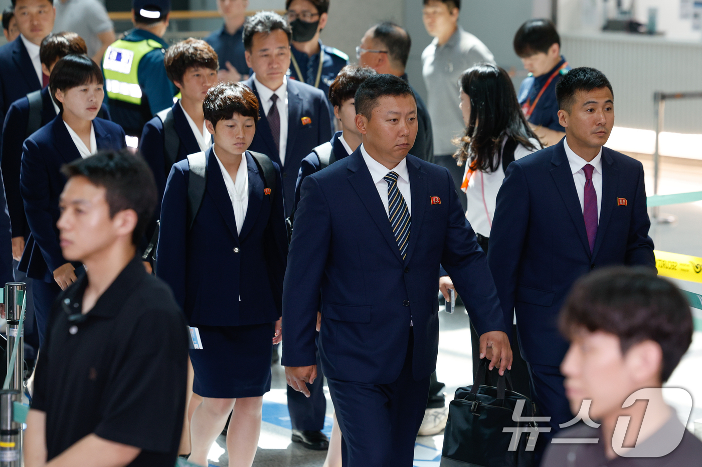 (인천공항=뉴스1) 안은나 기자 = 북한 내고향여자축구단 리유일 감독과 김경영, 김혜영 등 선수들이 24일 오후 인천국제공항 1터미널에서 중국 베이징으로 출국하기 위해 이동하고 있 …