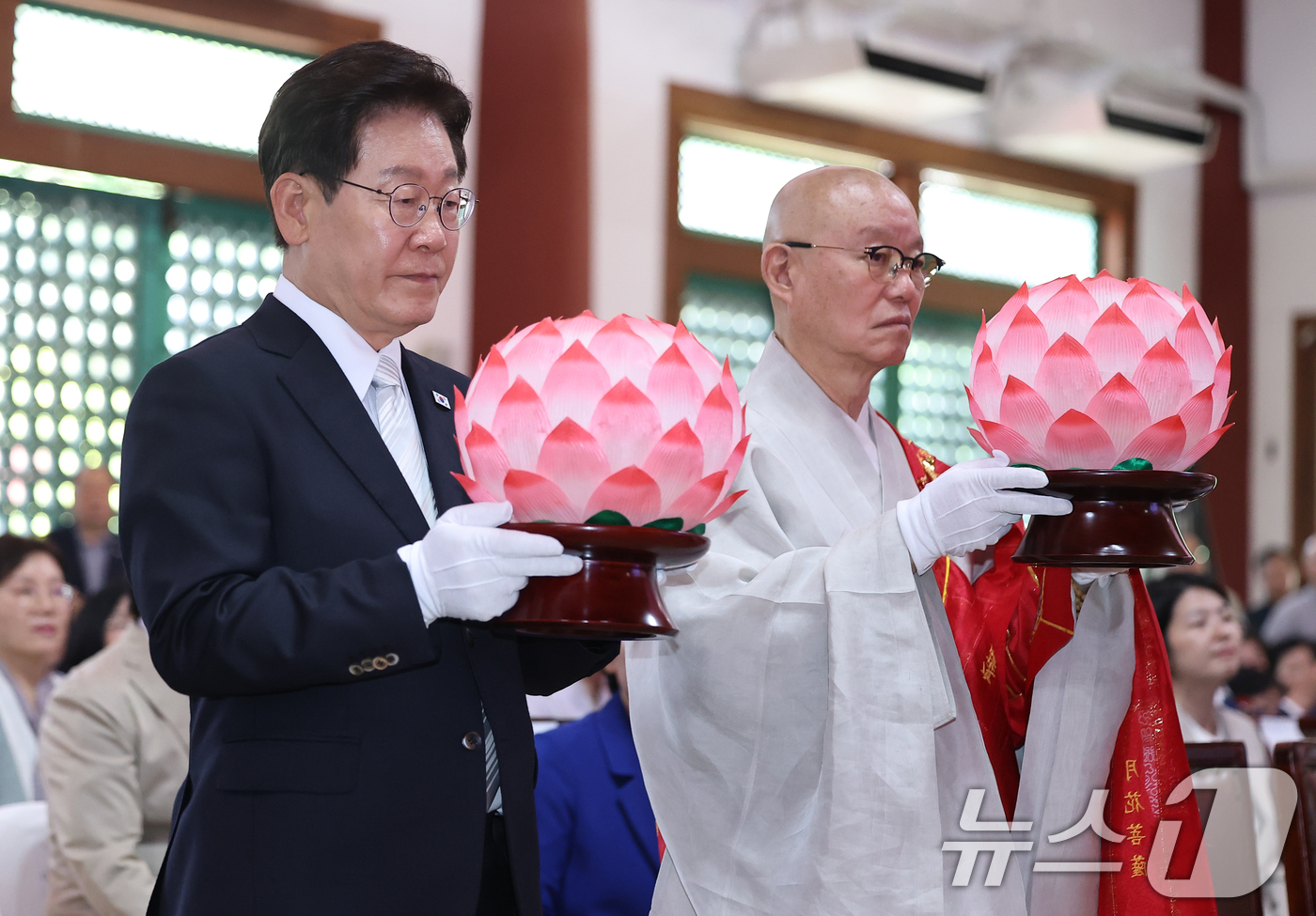 (양주=뉴스1) 이재명 기자 = 이재명 대통령이 24일 경기도 양주시의 한 사찰에서 열린 불기 2570년 부처님오신날 봉축법요식에서 헌등하고 있다. (청와대통신사진기자단) 2026 …