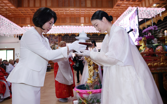 헌다하는 김혜경 여사