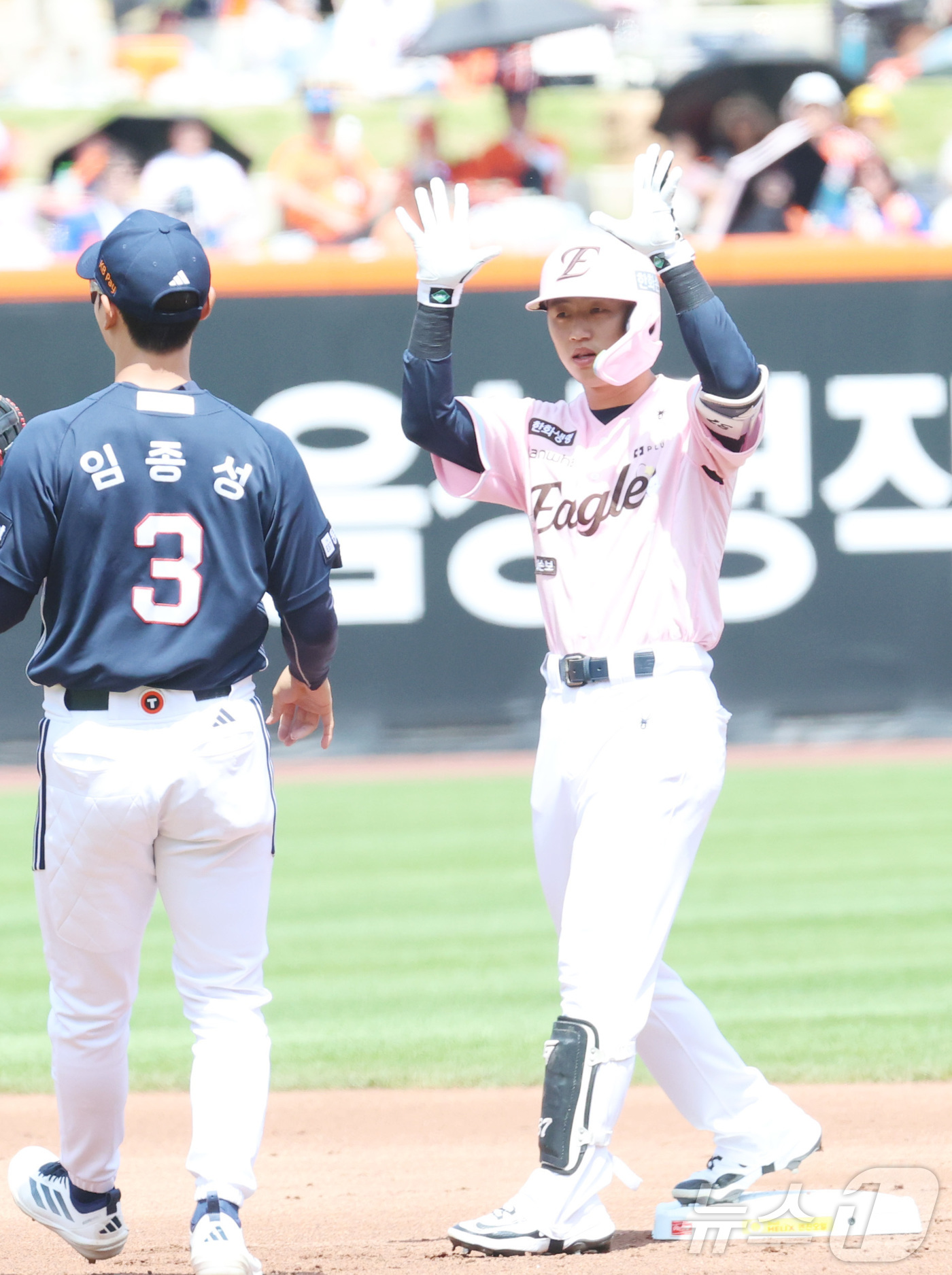 (대전=뉴스1) 김기남 기자 = 24일 대전 한화생명볼파크에서 열린 2026 신한 SOL KBO리그 두산 베어스와와 한화 이글스의 경기에서 한화 이원석이 1회초 2타점 안타를 치고 …