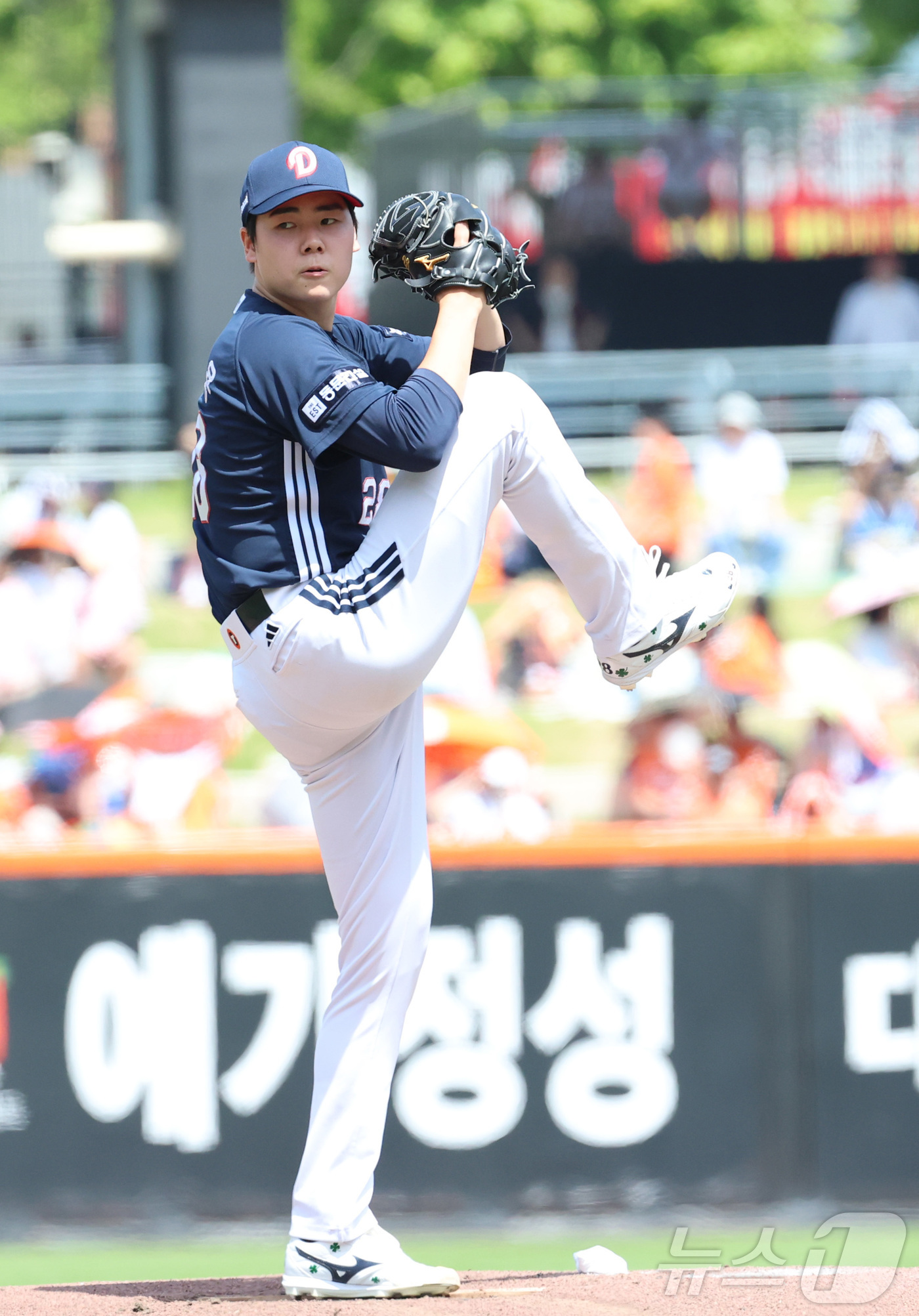 (대전=뉴스1) 김기남 기자 = 24일 대전 한화생명볼파크에서 열린 2026 신한 SOL KBO리그 두산 베어스와 한화 이글스의 경기에서 두산 최승용이 선발 투구하고 있다. 202 …