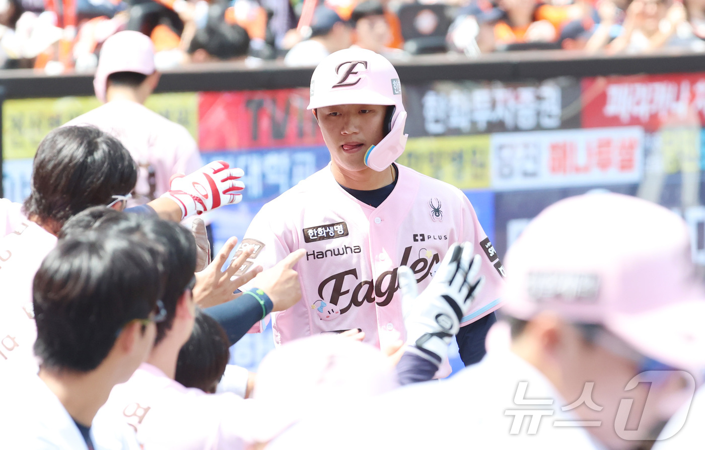 (대전=뉴스1) 김기남 기자 = 24일 대전 한화생명볼파크에서 열린 2026 신한 SOL KBO리그 두산 베어스와와 한화 이글스의 경기에서 한화 이원석이 1회초 2타점 안타 후 득 …