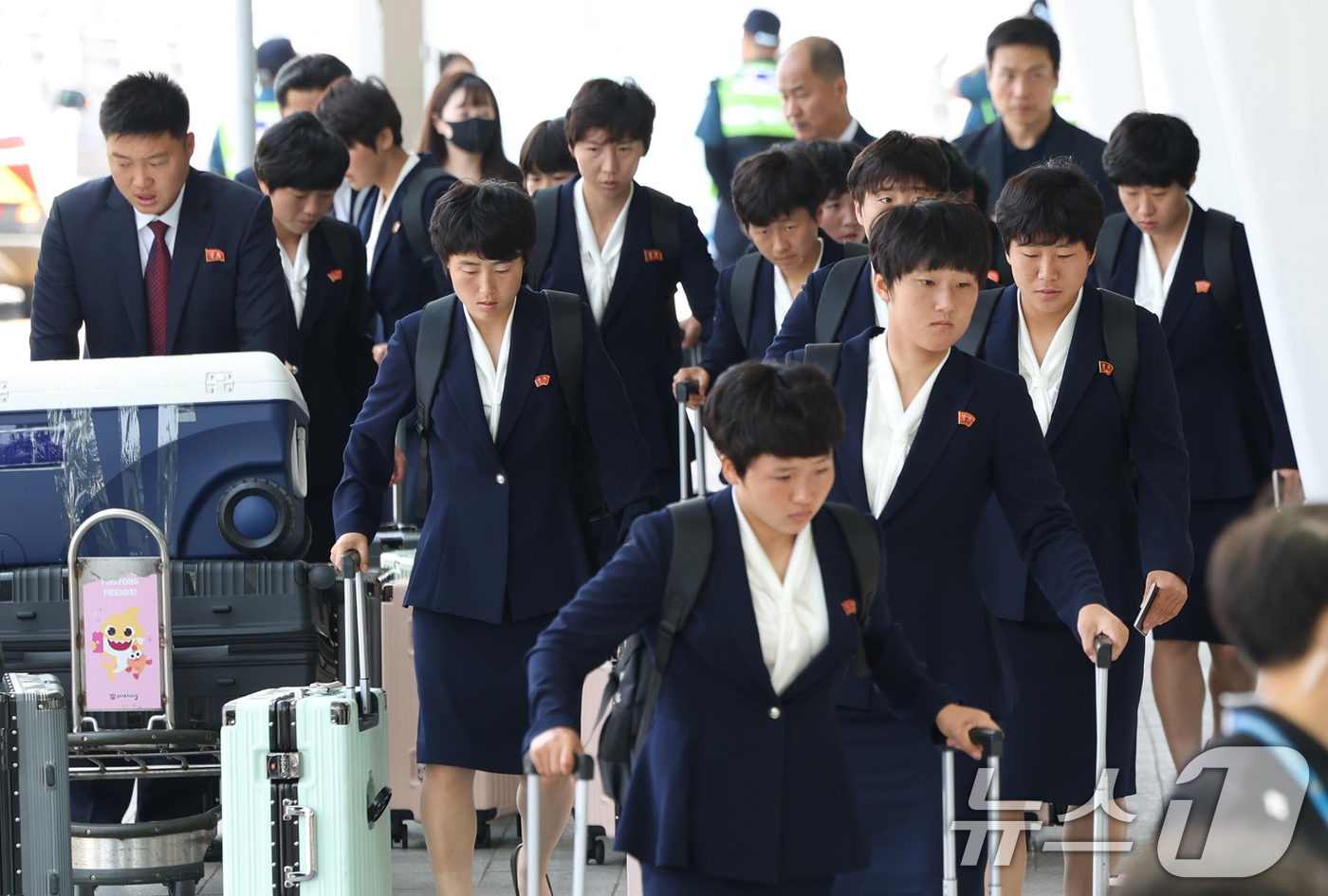 (인천공항=뉴스1) 안은나 기자 = AFC 챔피언스리그에서 우승한 북한 내고향여자축구단 선수들이 24일 오후 인천국제공항 1터미널에 도착해 이동하고 있다. (공동취재) 2026.5 …