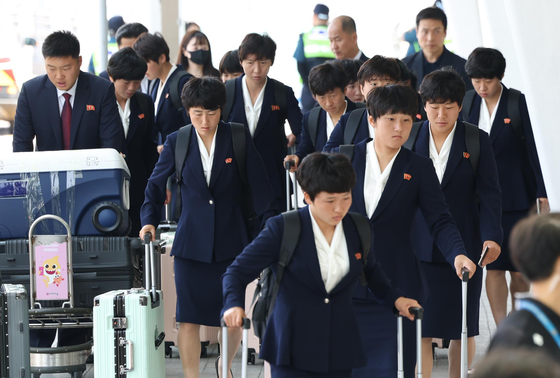 내고향여자축구단, 출국 위해 인천공항 도착