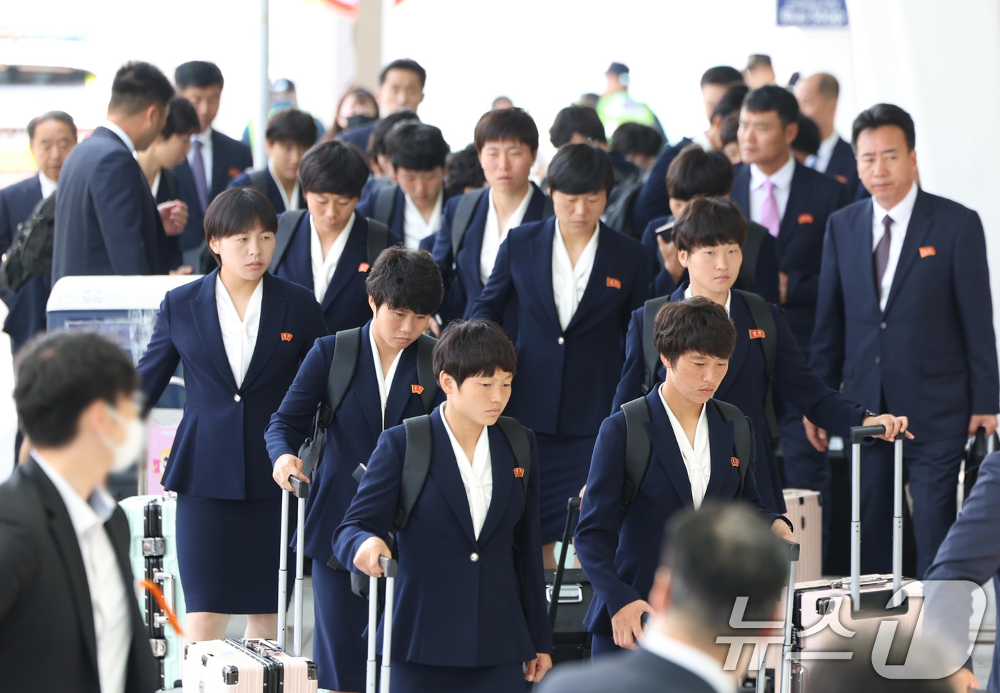(인천공항=뉴스1) 안은나 기자 = AFC 챔피언스리그에서 우승한 북한 내고향여자축구단 김경영, 김혜영 등 선수들이 24일 오후 인천국제공항 1터미널에 도착해 이동하고 있다. (공 …
