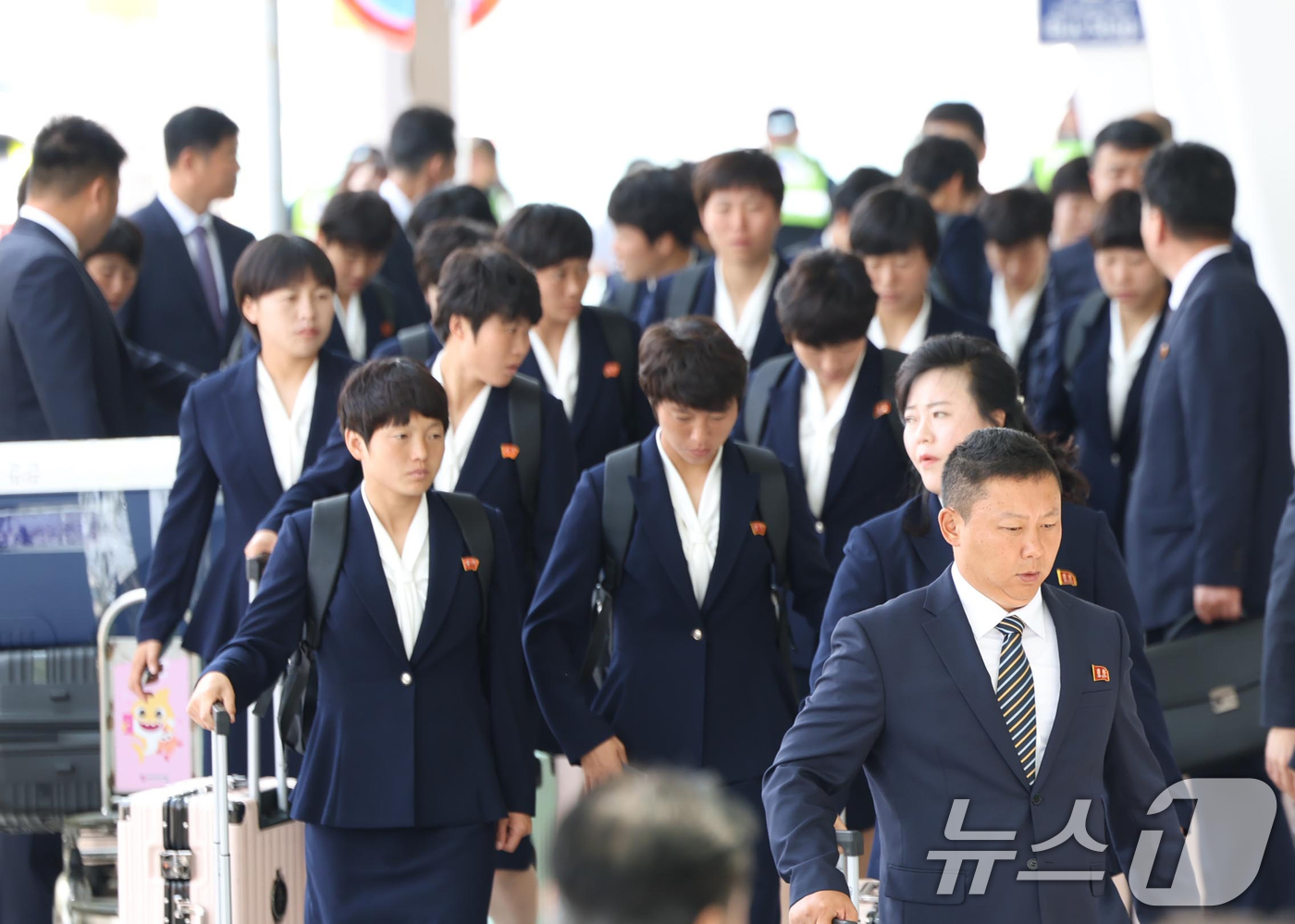 (인천공항=뉴스1) 안은나 기자 = AFC 챔피언스리그에서 우승한 북한 내고향여자축구단 리유일 감독과 김경영, 김혜영 등 선수들이 24일 오후 인천국제공항 1터미널에 도착해 이동하 …