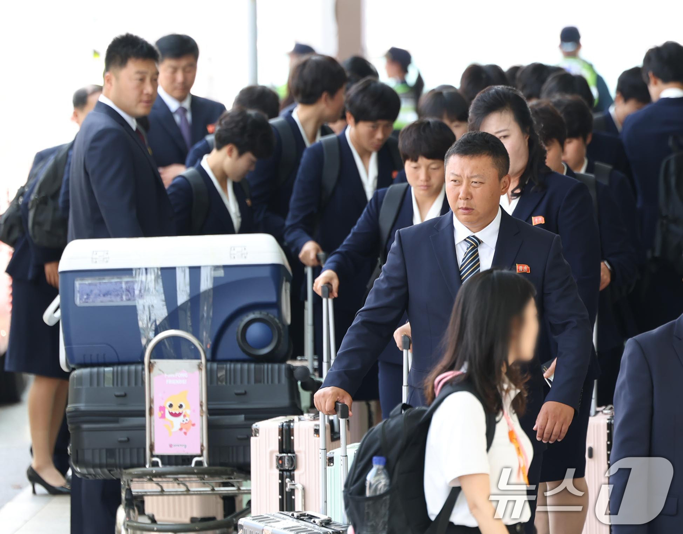 (인천공항=뉴스1) 안은나 기자 = AFC 챔피언스리그에서 우승한 북한 내고향여자축구단 리유일 감독과 김경영, 김혜영 등 선수들이 24일 오후 인천국제공항 1터미널에 도착해 이동하 …