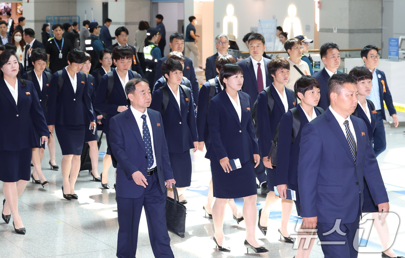 (인천공항=뉴스1) 안은나 기자 = AFC 챔피언스리그에서 우승한 북한 내고향여자축구단 리유일 감독과 김경영, 김혜영 등 선수들이 24일 오후 인천국제공항 1터미널에서 출국하기 위 …
