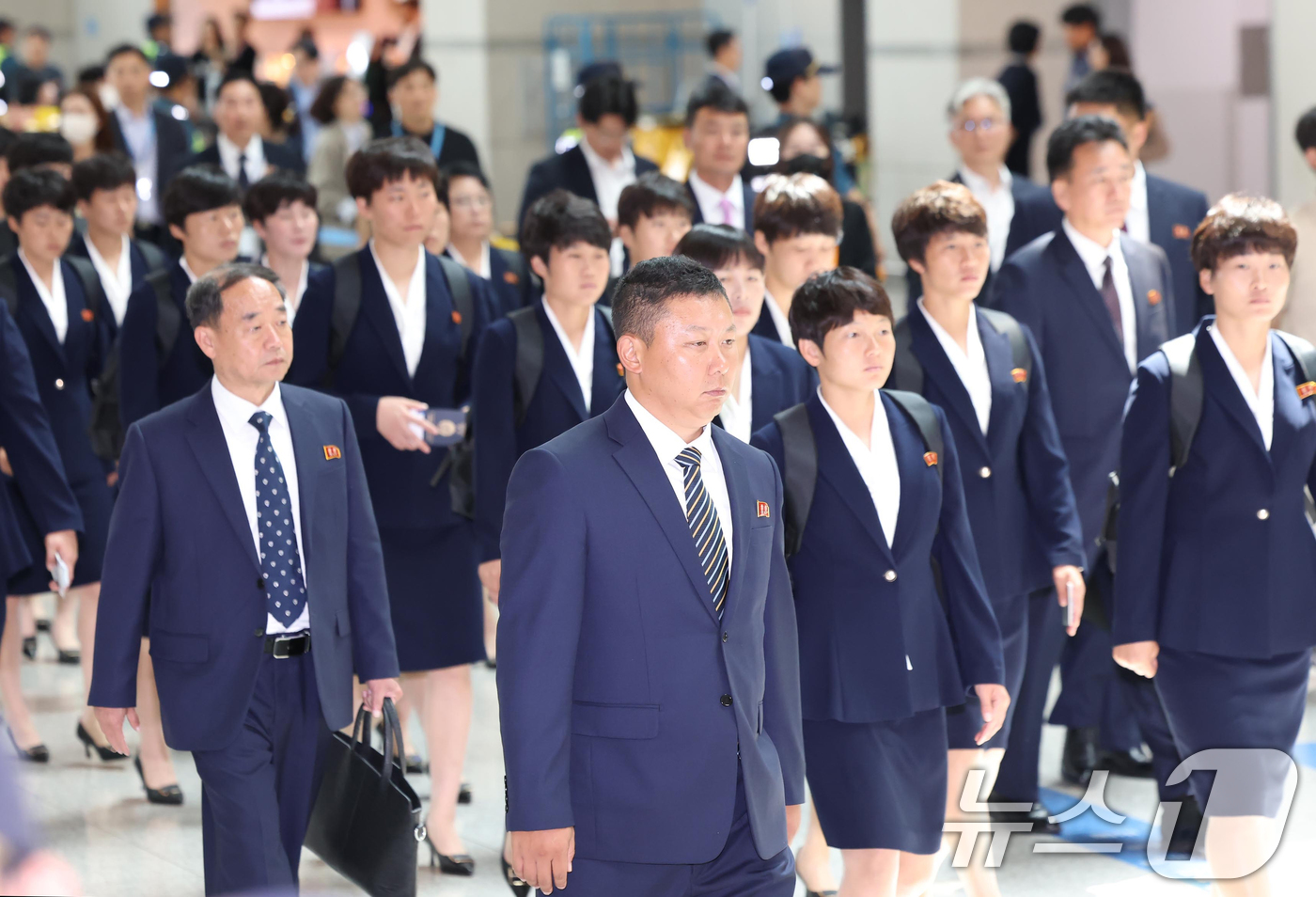 (인천공항=뉴스1) 안은나 기자 = AFC 챔피언스리그에서 우승한 북한 내고향여자축구단 리유일 감독과 김경영, 김혜영 등 선수들이 24일 오후 인천국제공항 1터미널에서 출국하기 위 …