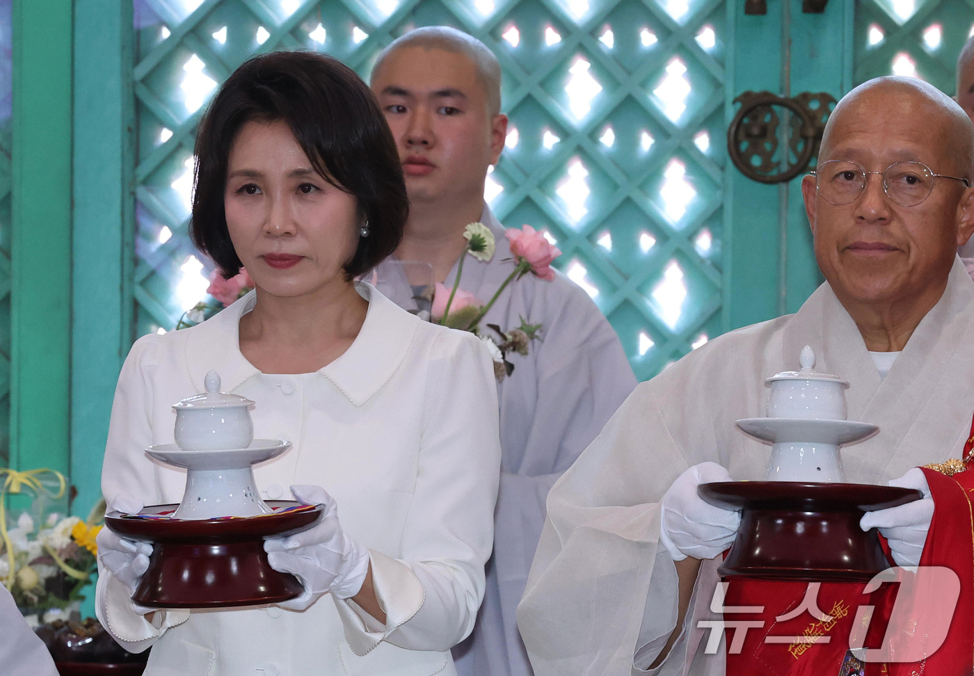 (양주=뉴스1) 이재명 기자 = 김혜경 여사가 24일 경기도 양주시의 한 사찰에서 열린 불기 2570년 부처님오신날 봉축법요식에서 헌다하고 있다. (청와대통신사진기자단) 2026. …