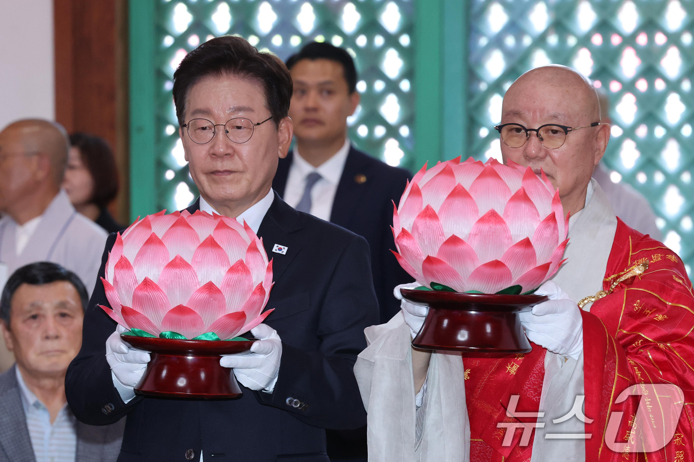 (양주=뉴스1) 이재명 기자 = 이재명 대통령이 24일 경기도 양주시의 한 사찰에서 열린 불기 2570년 부처님오신날 봉축법요식에서 헌등하고 있다. (청와대통신사진기자단) 2026 …