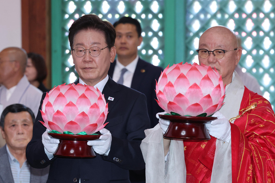 봉축법요식 헌등하는 이재명 대통령