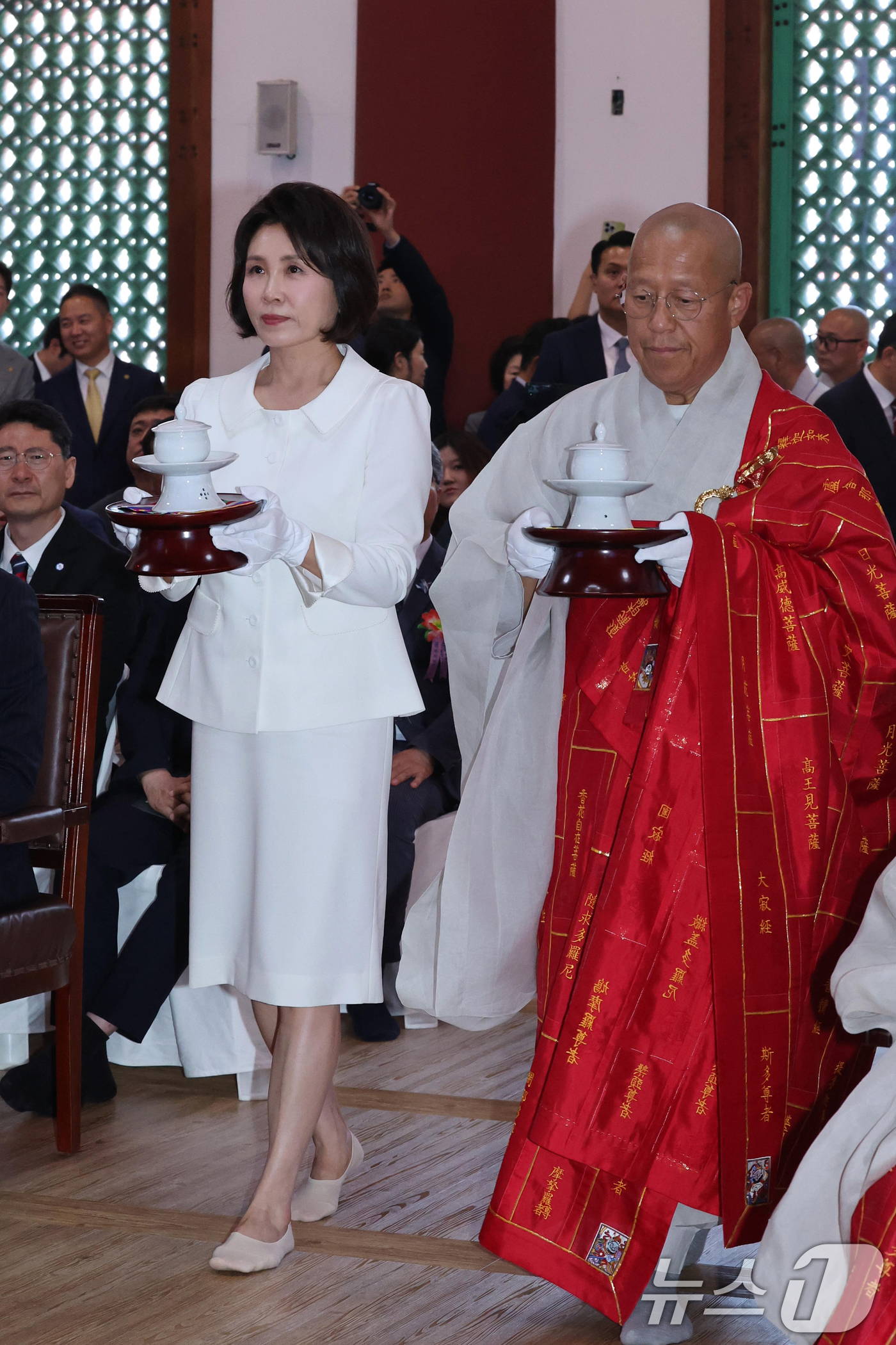 (양주=뉴스1) 이재명 기자 = 김혜경 여사가 24일 경기도 양주시의 한 사찰에서 열린 불기 2570년 부처님오신날 봉축법요식에서 헌다하고 있다. (청와대통신사진기자단) 2026. …