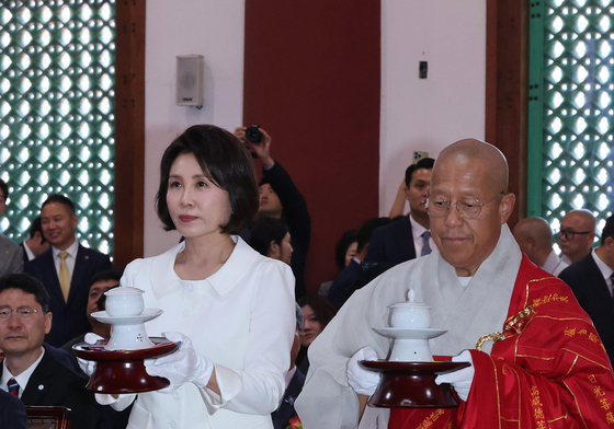 봉축법요식 헌다하는 김혜경 여사
