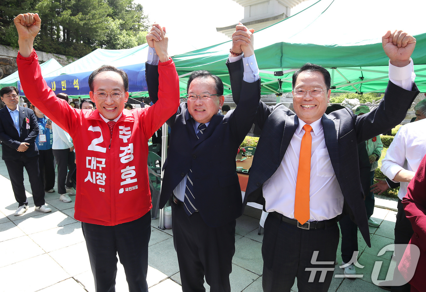 (대구=뉴스1) 공정식 기자 = 추경호 국민의힘 대구시장 후보(왼쪽부터), 김부겸 더불어민주당 대구시장 후보, 이수찬 개혁신당 대구시장 후보가 24일 불기 2570년 부처님오신날을 …