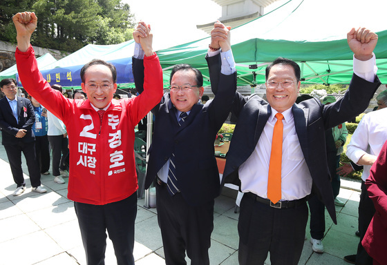 동화사에서 만난 대구시장 후보 3인
