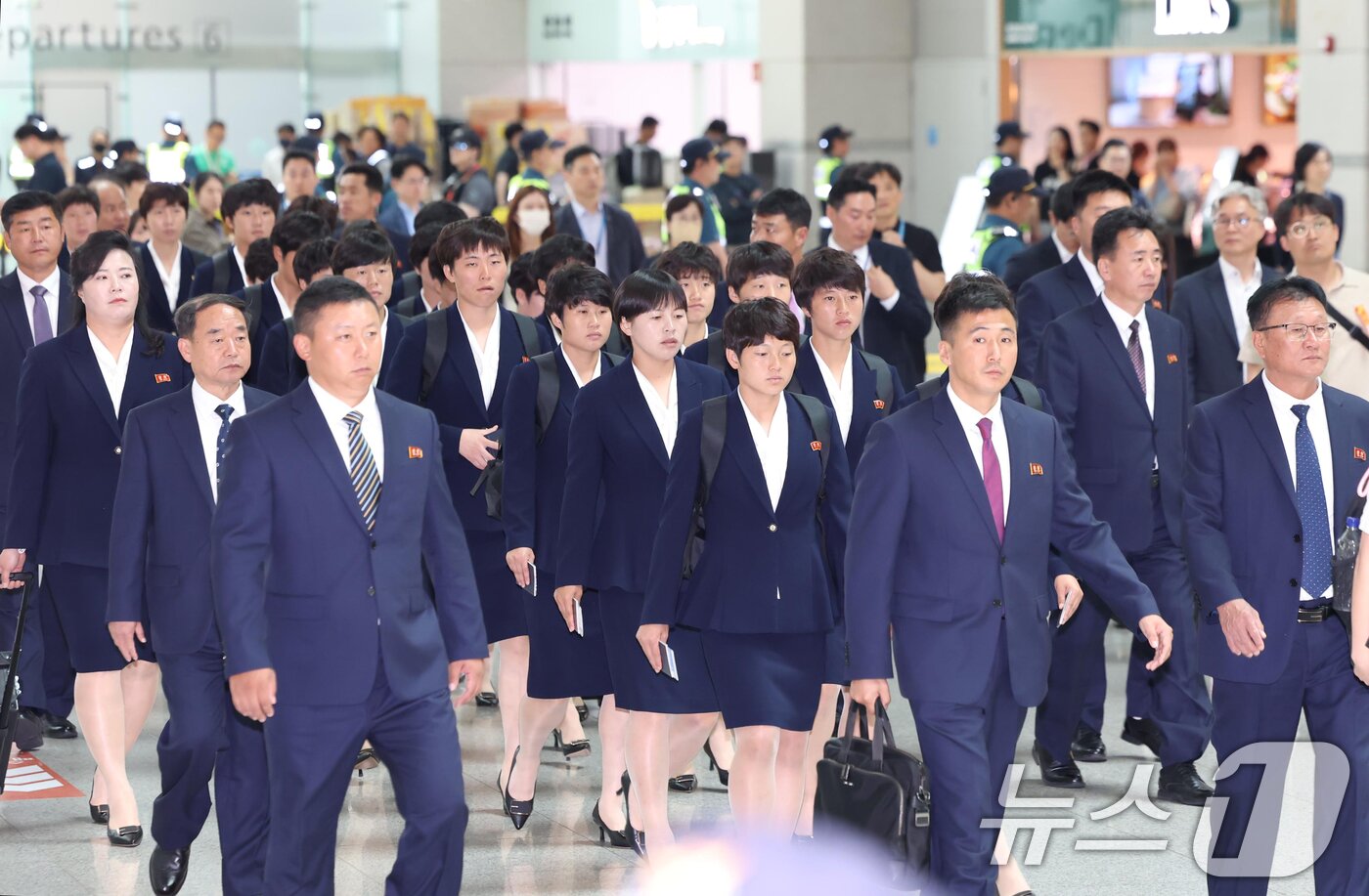 본문 이미지 - AFC 챔피언스리그에서 우승한 북한 내고향여자축구단 리유일 감독과 김경영, 김혜영 등 선수들이 24일 오후 인천국제공항 1터미널에서 출국하기 위해 이동하고 있다. (공동취재) 2026.5.24 ⓒ 뉴스1 안은나 기자