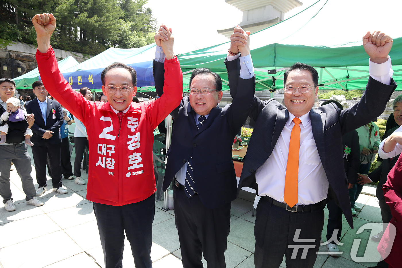 (대구=뉴스1) 공정식 기자 = 추경호 국민의힘 대구시장 후보, 김부겸 더불어민주당 대구시장 후보, 이수찬 개혁신당 대구시장 후보(왼쪽부터)가 24일 불기 2570년 부처님오신날을 …