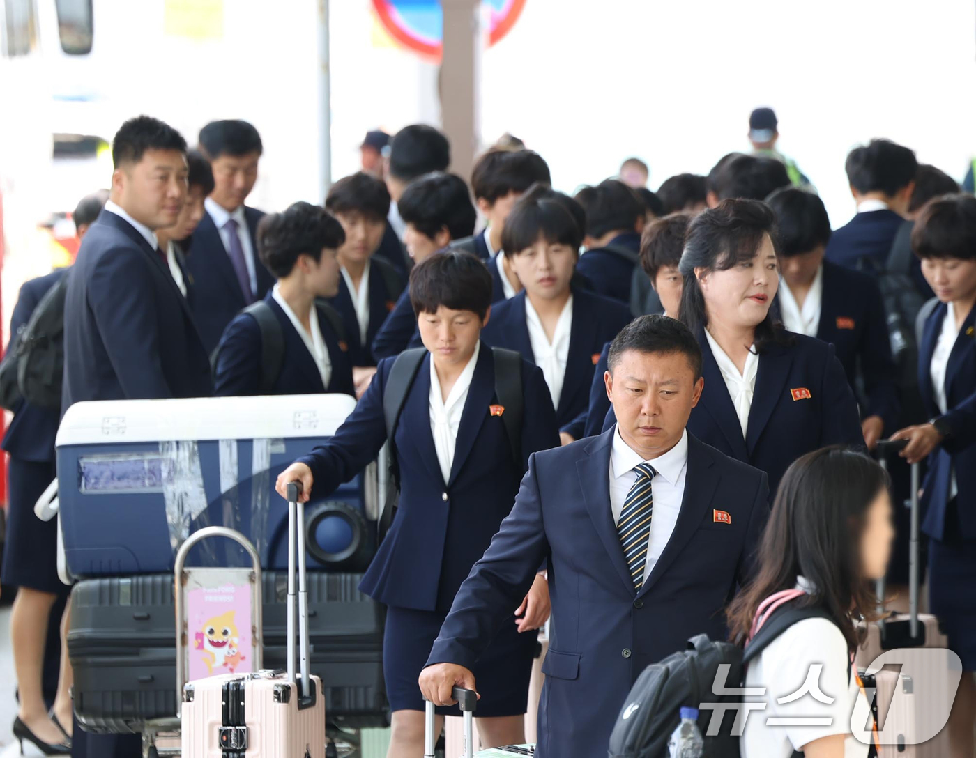 (인천공항=뉴스1) 안은나 기자 = AFC 챔피언스리그에서 우승한 북한 내고향여자축구단 리유일 감독과 김경영, 김혜영 등 선수들이 24일 오후 인천국제공항 1터미널에 도착해 이동하 …